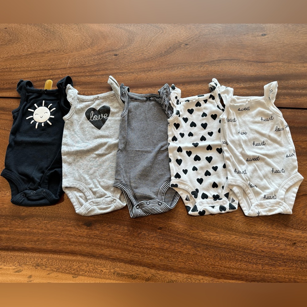 🖤3 for $10🖤 Set of 5 Carter’s sleeveless onesies